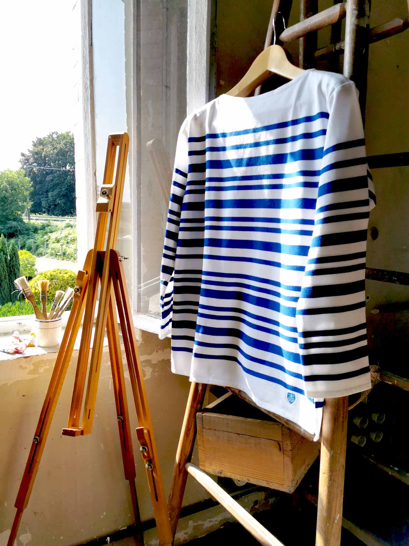The sailor's striped shirt with irregular stripes